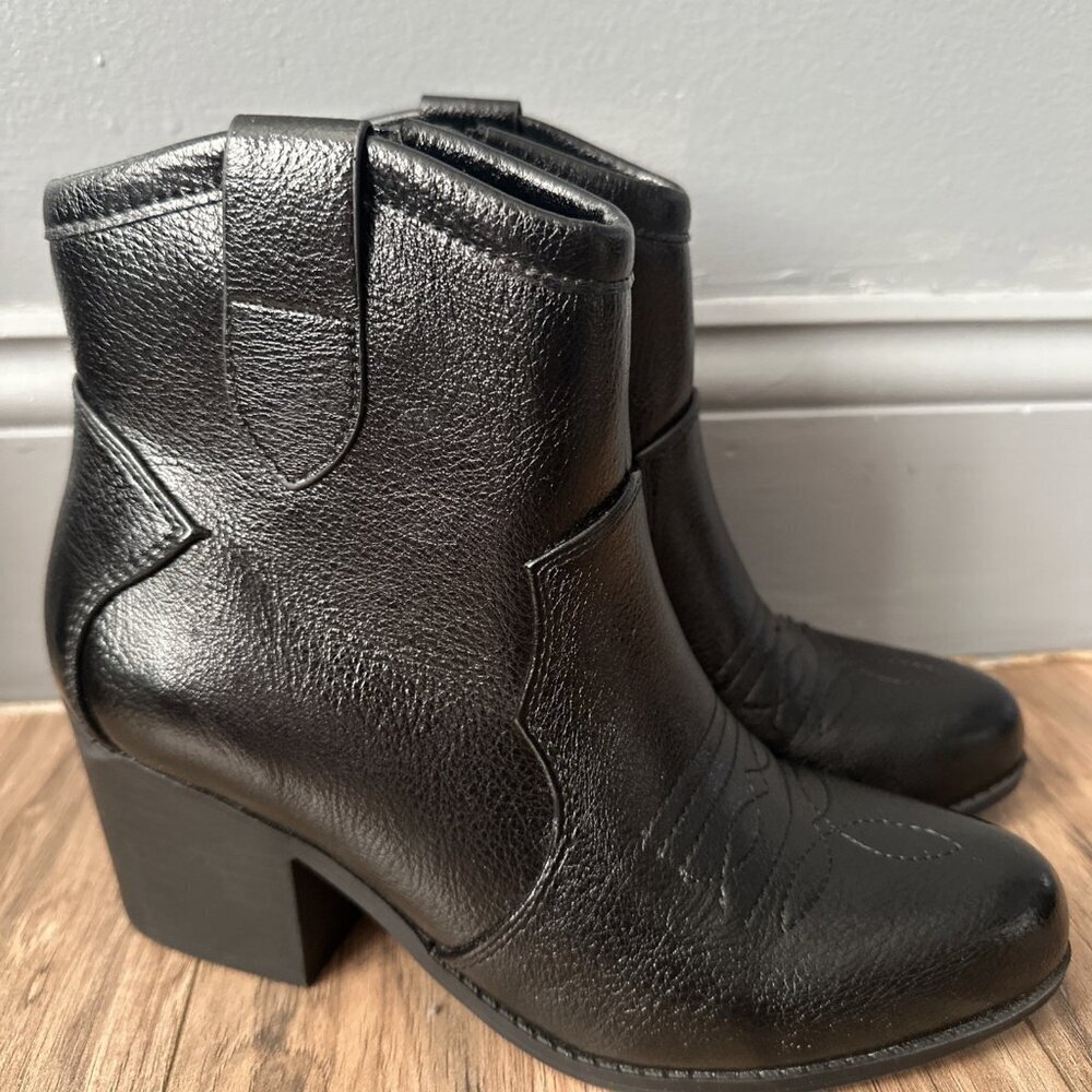 Soda Women's Western Ankle Boots, Stitched Size 7  Low Heel Coastal Cowgirl